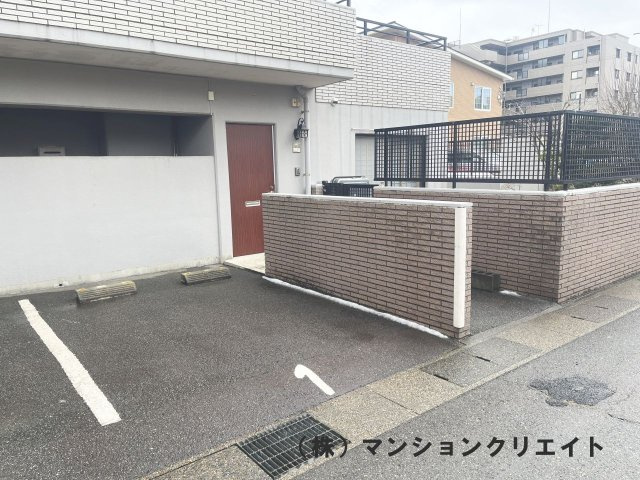 信開ドヌール二の宮の駐車場|1番の駐車場は月額6,000円で借りていて、玄関横にある為、とても便利です。