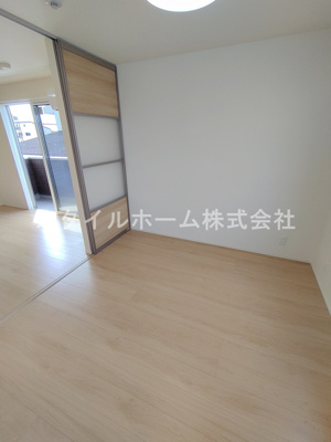 【居間・リビング】 | ソレイユ入船 | 別部屋写真です。