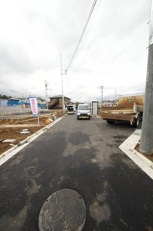 【前面道路含む現地写真】 | 令和７年３月６日撮影　建築中