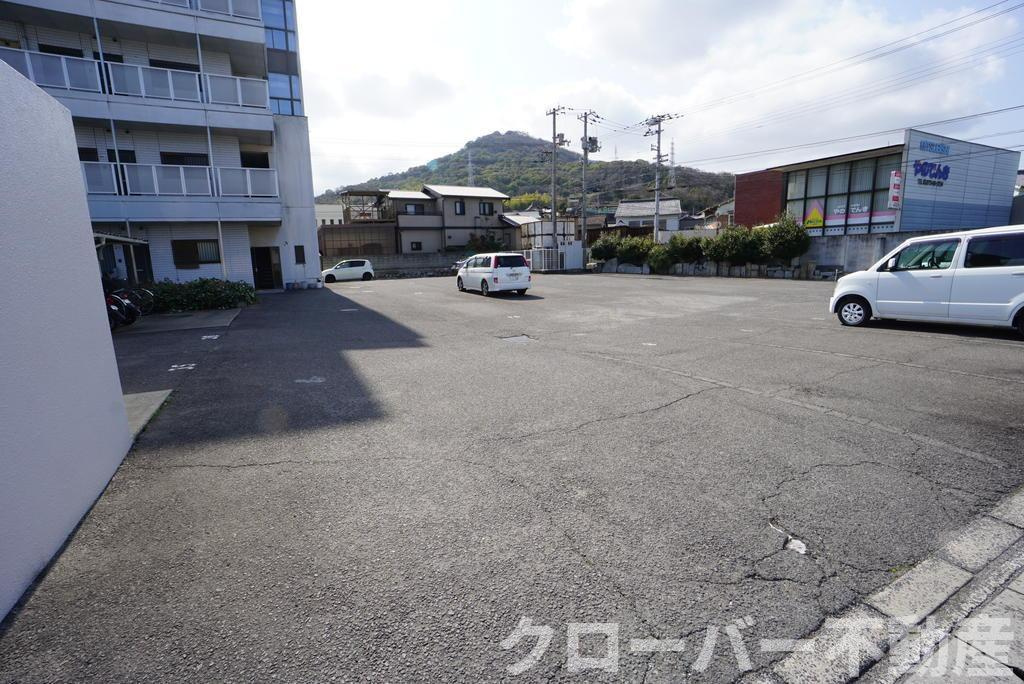 網の浦ハイツの駐車場