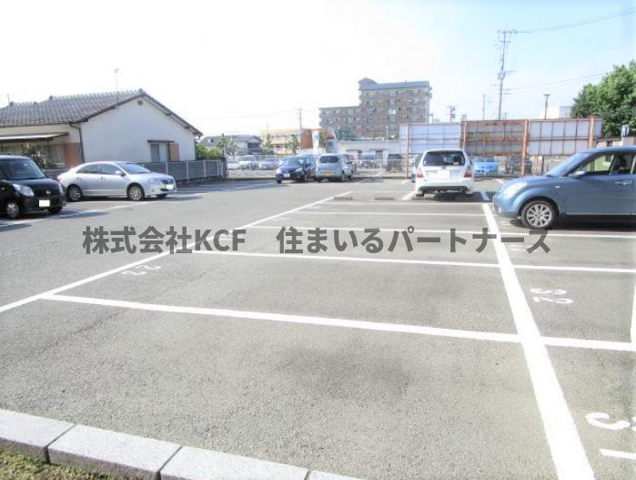 アルカディア・ロイヤルの駐車場|車をお持ちの方に嬉しい駐車場付きの物件です