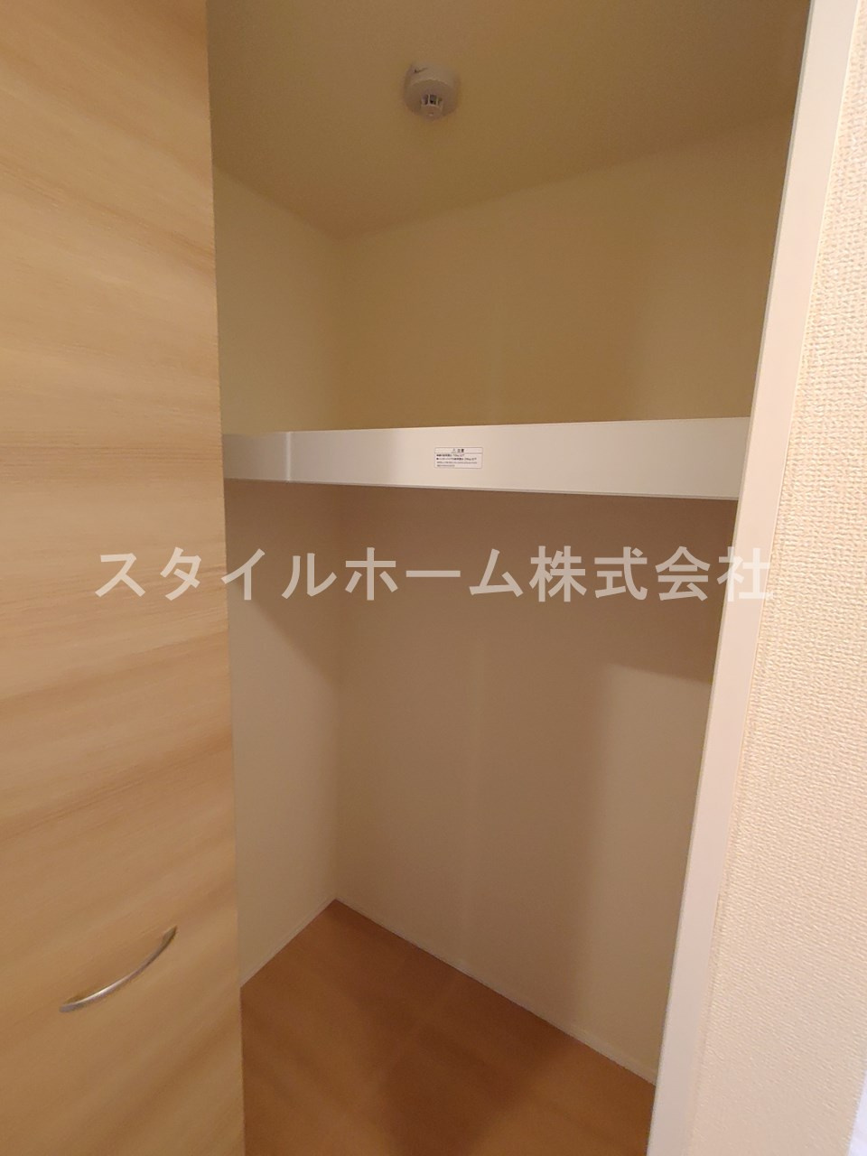 ソレイユ入船の収納|別部屋写真です。