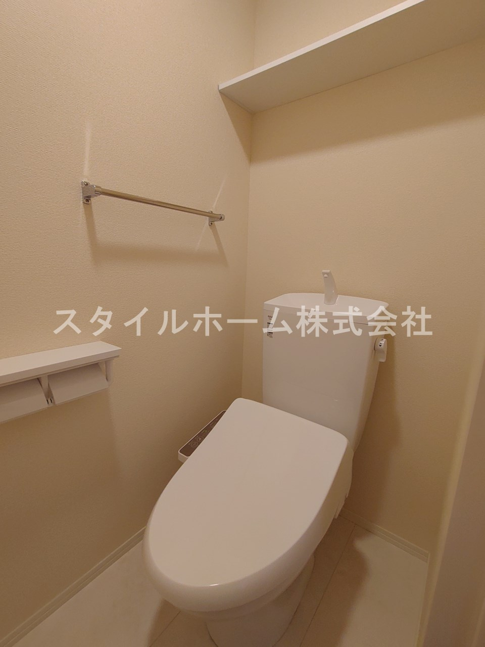 ソレイユ入船のトイレ|別部屋写真です。
