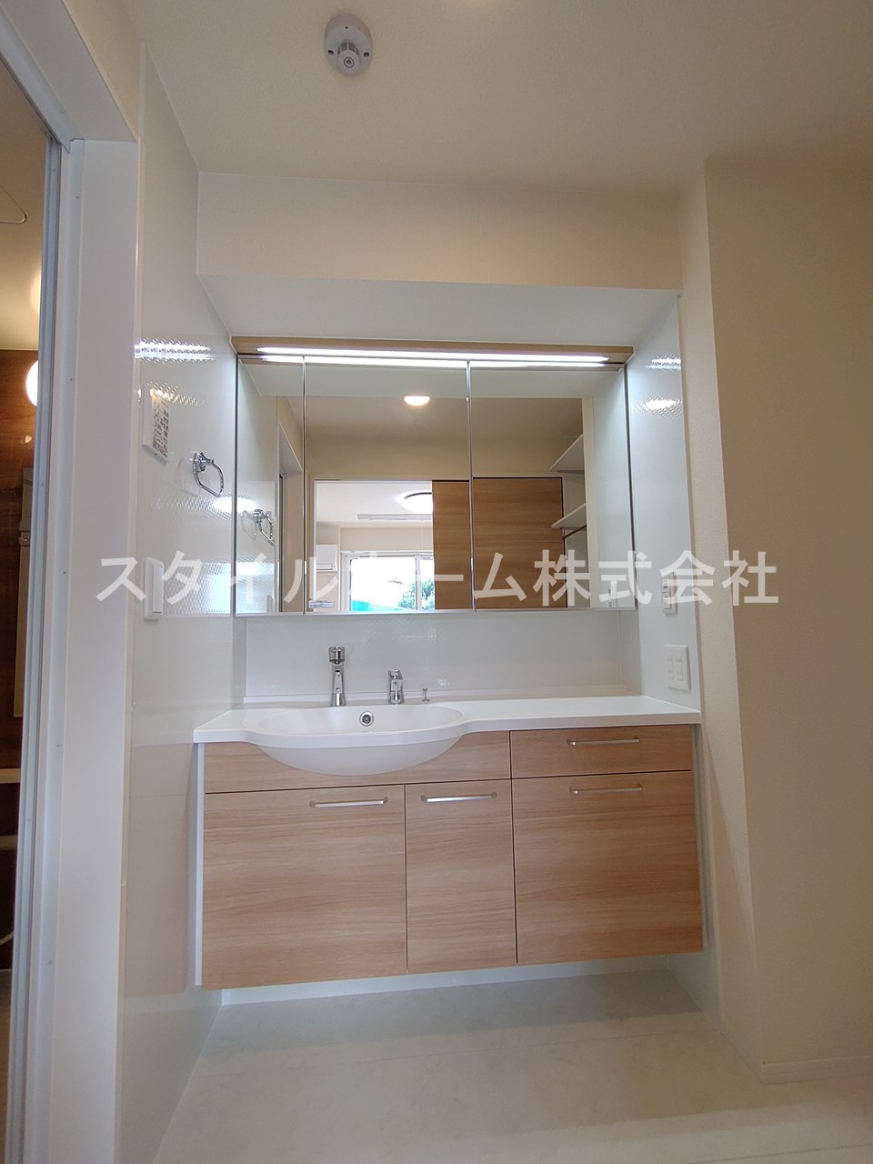 ソレイユ入船の洗面所|別部屋写真です。