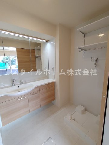 ソレイユ入船の洗面所|別部屋写真です。