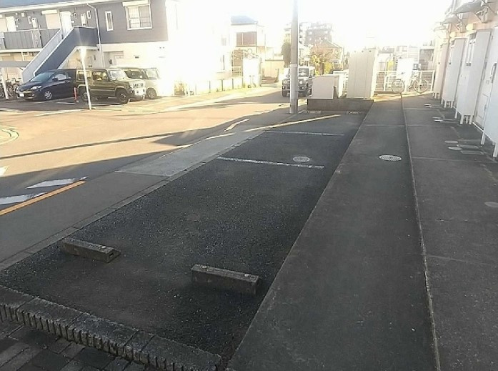 レオパレスサンジの駐車場