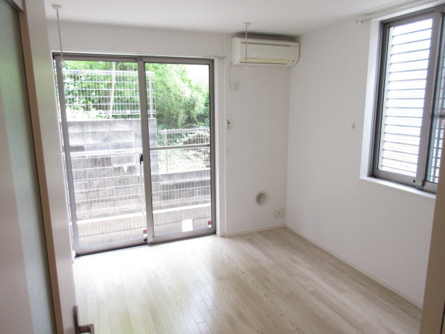 エスコート秋のその他|角部屋２面採光　お部屋明るい色調