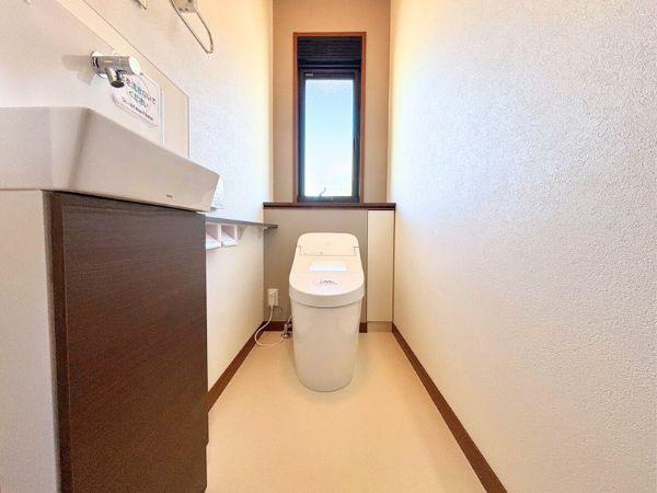 大在浜2丁目　中古のトイレ|すっきりとしたタンクレストイレ