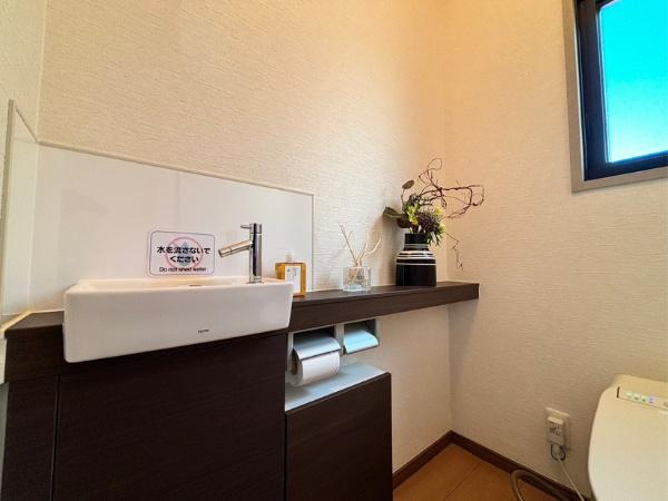 大在浜2丁目　中古のトイレ|トイレには手洗い器付きで清潔です