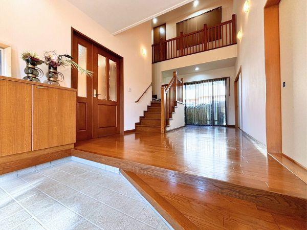 大在浜2丁目　中古の玄関|吹抜けで開放感のある玄関ホール