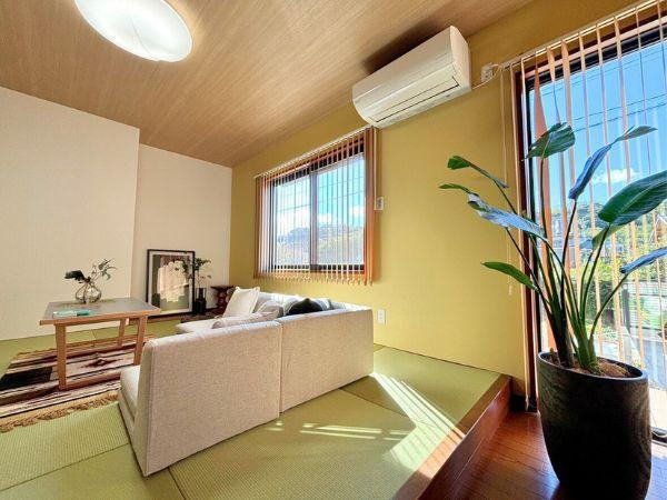 大在浜2丁目　中古の居間・リビング|窓から暖かな光が入る、明るいお部屋