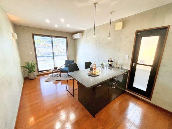 大在浜2丁目　中古のキッチン|2階洋室のバーカウンター