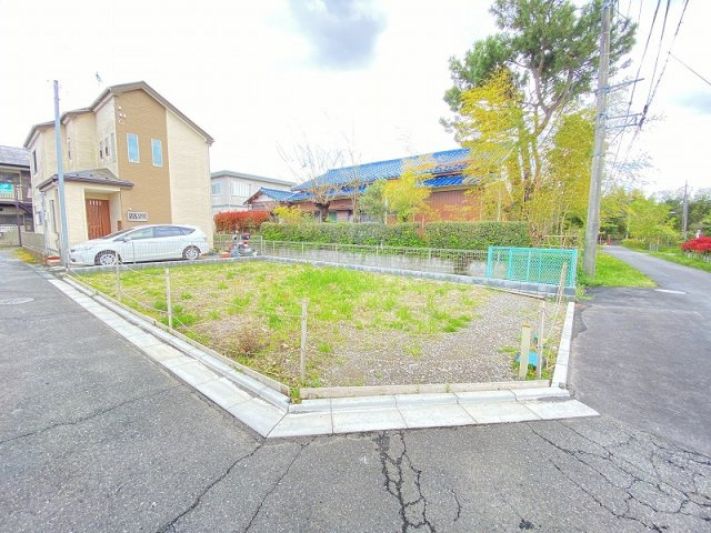 【外観】 | 志木市下宗岡3丁目　建築条件なし売地　全1区画　(志木本店) | 現地（2025年4月14日）撮影／前面道路5.6ｍ公道に面し、車の出入りもスムーズ！