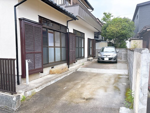 リフォーム　中古戸建　大垣市菅野1丁目　昭和52年築の駐車場|縦列駐車２台可！
