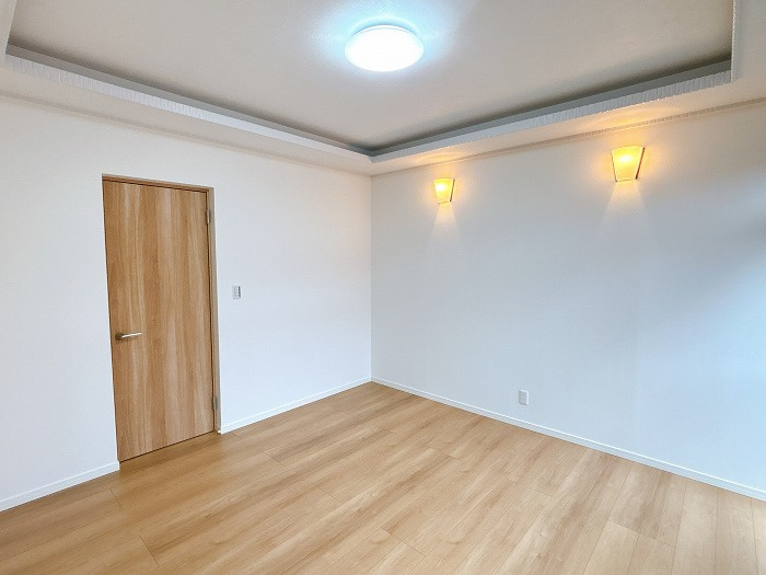 リフォーム　中古戸建　大垣市菅野1丁目　昭和52年築の洋室|一階洋室　壁付けライトがついておしゃれです！