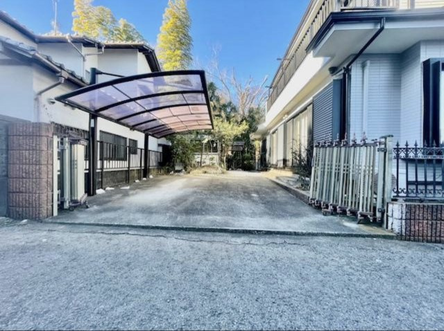 藤沢市大庭の中古一戸建の駐車場
