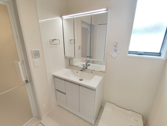 フリージア一色の独立洗面台