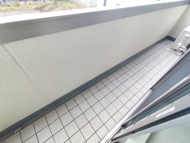 フリージア一色のバルコニー