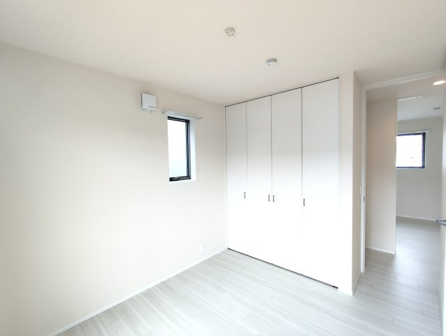 フリージア一色の洋室