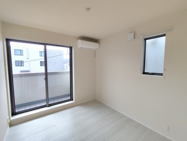 フリージア一色の洋室