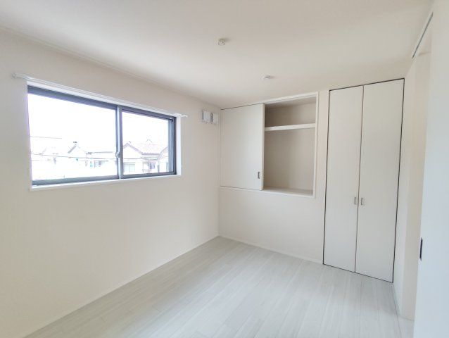 フリージア一色の洋室