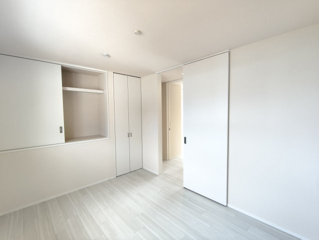 フリージア一色の洋室