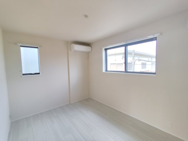 フリージア一色の洋室