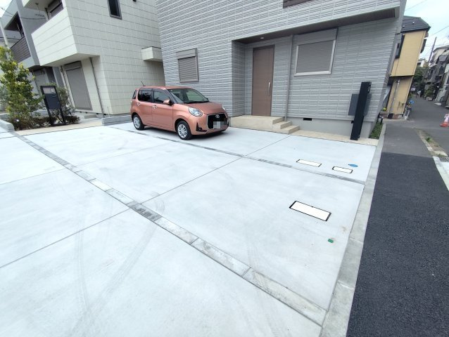 フリージア一色の駐車場