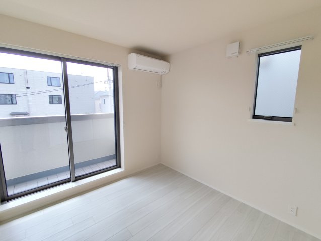 フリージア一色の洋室