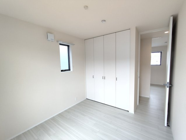 フリージア一色の洋室