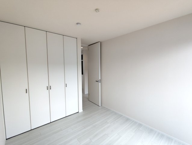 フリージア一色の洋室