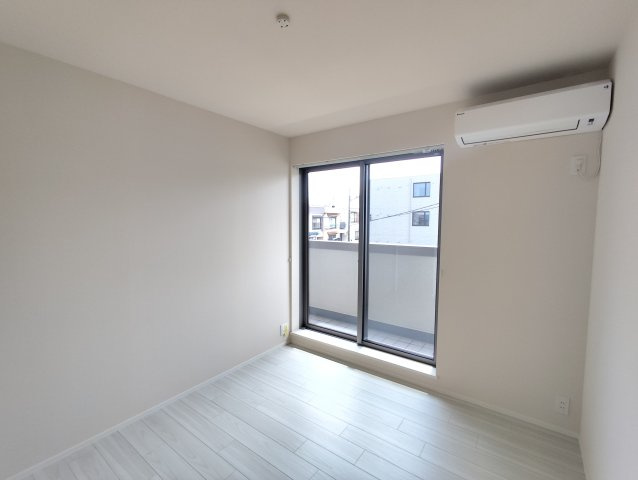 フリージア一色の洋室