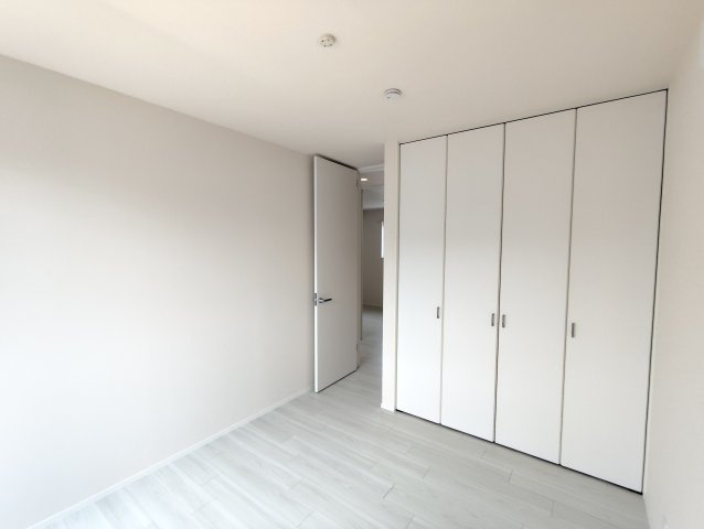 フリージア一色の洋室