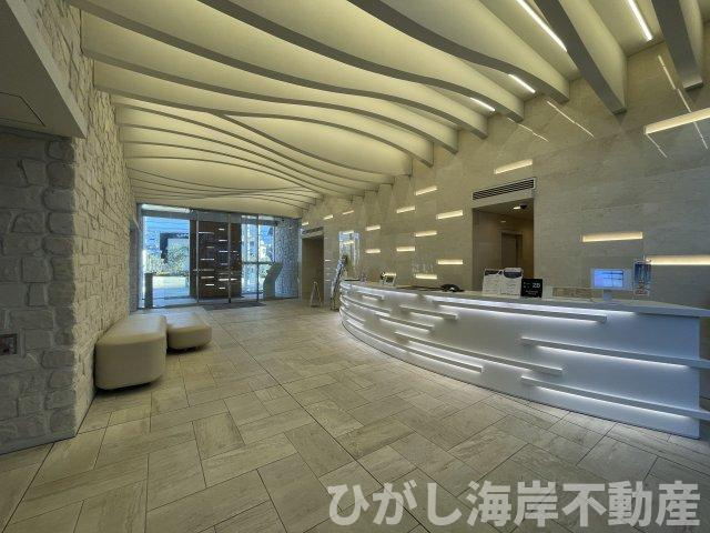 プレミスト湘南辻堂アクアフェイスのエントランス|エントランスには管理人＋コンシェルジュ在中