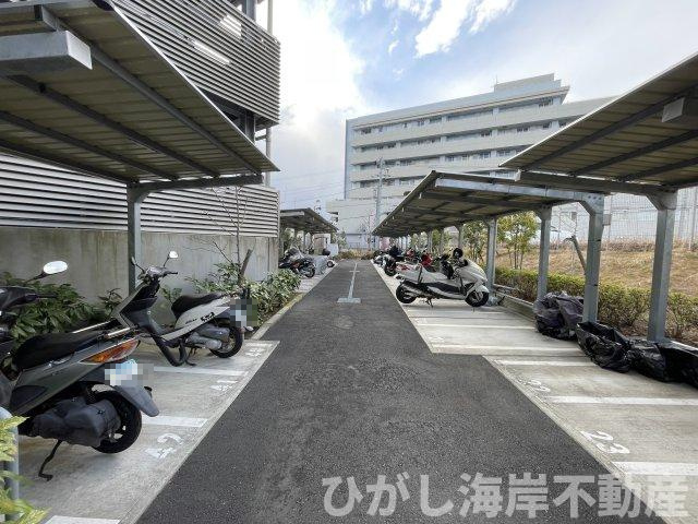 プレミスト湘南辻堂アクアフェイスの駐車場|敷地内にバイク置場完備で便利
