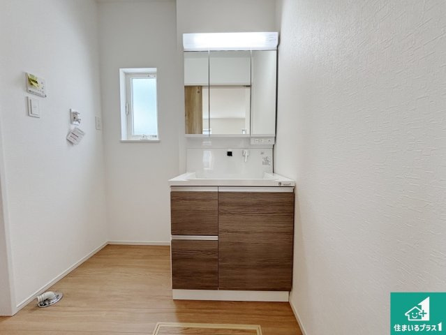 22(土)23(日)24(祝)現地説明会開催　大和郡山市今国府町　の独立洗面台|清潔感のある洗面台です。フラットな鏡は掃除がしやすく毎日清潔！鏡裏には収納があるのでスッキリとした洗面台が保てます。