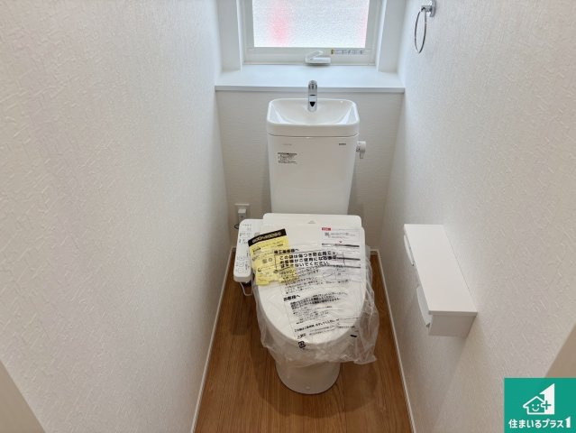 22(土)23(日)24(祝)現地説明会開催　大和郡山市今国府町　のトイレ|1・2階の2ヶ所にあるので、朝の忙しい時間の順番待ちもなく、深夜の利用にも大変便利です。