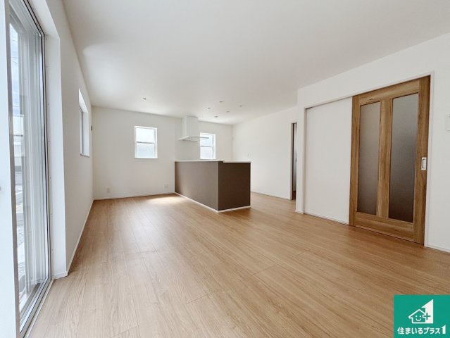 22(土)23(日)24(祝)現地説明会開催　大和郡山市今国府町　の居間・リビング|日当たり良好の明るいリビングで朝の目覚めもスッキリできそう！対面キッチンでご家族のコミュニケーションも自然と増える設計！小さなお子様が遊ぶスペースを作っても広々とくつろげるLDK！