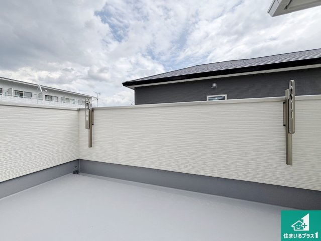 22(土)23(日)24(祝)現地説明会開催　大和郡山市今国府町　のバルコニー|ワイドバルコニーは洗濯物を干すスペースが広いのでご家族が多くても安心！