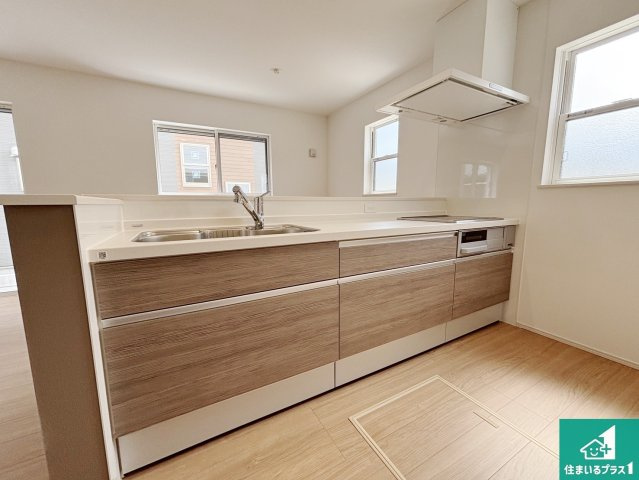 22(土)23(日)24(祝)現地説明会開催　大和郡山市今国府町　のキッチン|リビングと統一感があり、使い勝手のいいキッチン。広々としているので、二人並んで作業が出来ちゃいます。お子様と一緒に色々なお料理に挑戦できるスペースがあります。