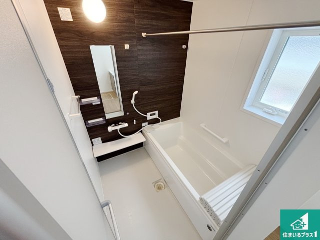 22(土)23(日)24(祝)現地説明会開催　大和郡山市今国府町　の浴室|足をゆったり伸ばして寛げる浴槽です。窓が設けられていますので差し込む光が明るく穏やかな雰囲気にしてくれます♪浴室乾燥機も設置しているので、雨の日の洗濯物も安心です♪