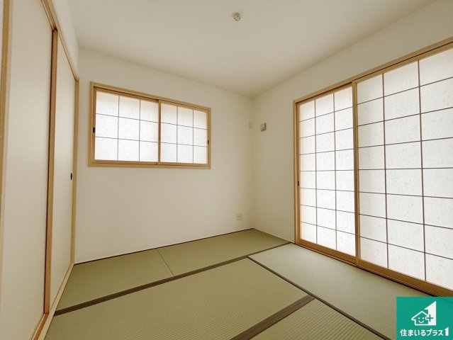 22(土)23(日)24(祝)現地説明会開催　大和郡山市今国府町　の和室|一室あると便利な和室は客間としてだけでなく、小さなお子様のプレイルームや食後のくつろぎスペースとしてもご利用いただけます。収納もついていますので大活躍間違いなし！