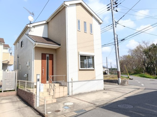 【外観】 | 明るい色調の外壁で、洗練された印象を与えるデザインです。庭や駐車スペースが広く、自然光を取り入れた明るい外観。