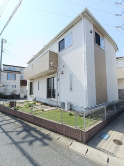 【外観】 | 庭や駐車スペースが確保されております。ガーデニングやアウトドア活動に最適です。