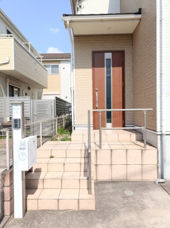 【外観】 | 開放感のあるデザイン。日当たり良好で、明るく開放感のある外観です。