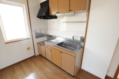 【キッチン】 | ニュークレストールソフィアＡ | コンパクトなキッチンで掃除もラクラク
ニュークレストールソフィアA棟201号室　2013/8/12撮影