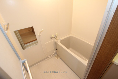 【浴室】 | ニュークレストールソフィアＡ | 日々の疲れを癒すお風呂付です
ニュークレストールソフィアA棟201号室　2013/8/12撮影