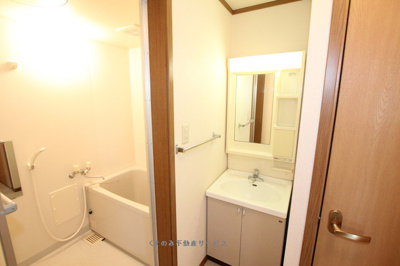 【洗面所】 | ニュークレストールソフィアＡ | 明るい洗面所です
ニュークレストールソフィアA棟201号室　2013/8/12撮影