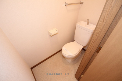 【トイレ】 | ニュークレストールソフィアＡ | 清潔感のあるトイレです
ニュークレストールソフィアA棟201号室　2013/8/12撮影