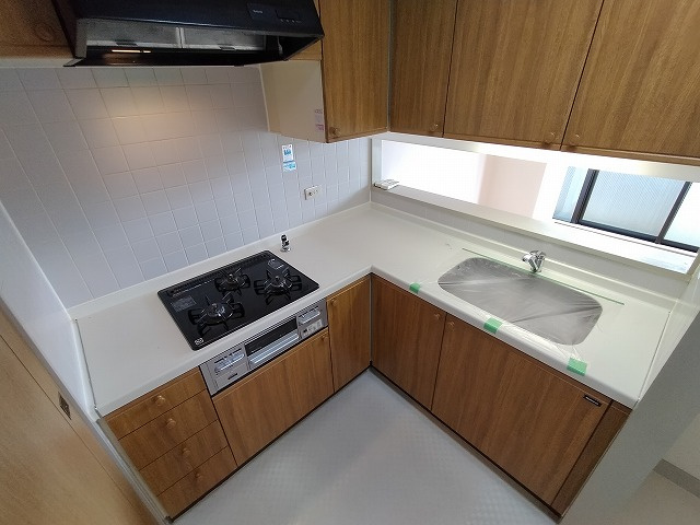 神戸市須磨区白川台７丁目の賃貸マンションのキッチン|システムキッチン（ガス3口）